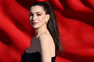 Фанат подарил Коран актрисе Энн Хэтэуэй