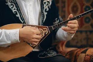 Актюбинца арестовали за разжигание розни – он назвал домбру «харамом»