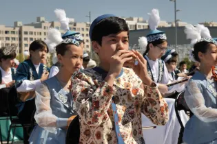 В Астане 2 тысячи школьников одновременно исполнили кюй «Алтын ұя»