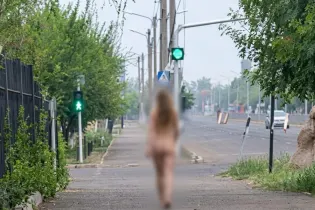 Девушка шокировала жителей Темиртау голой прогулкой