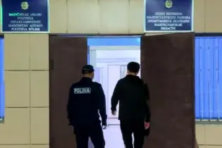 Житель Мангистау оставил имя и номер авто на скалах урочища и попал под суд